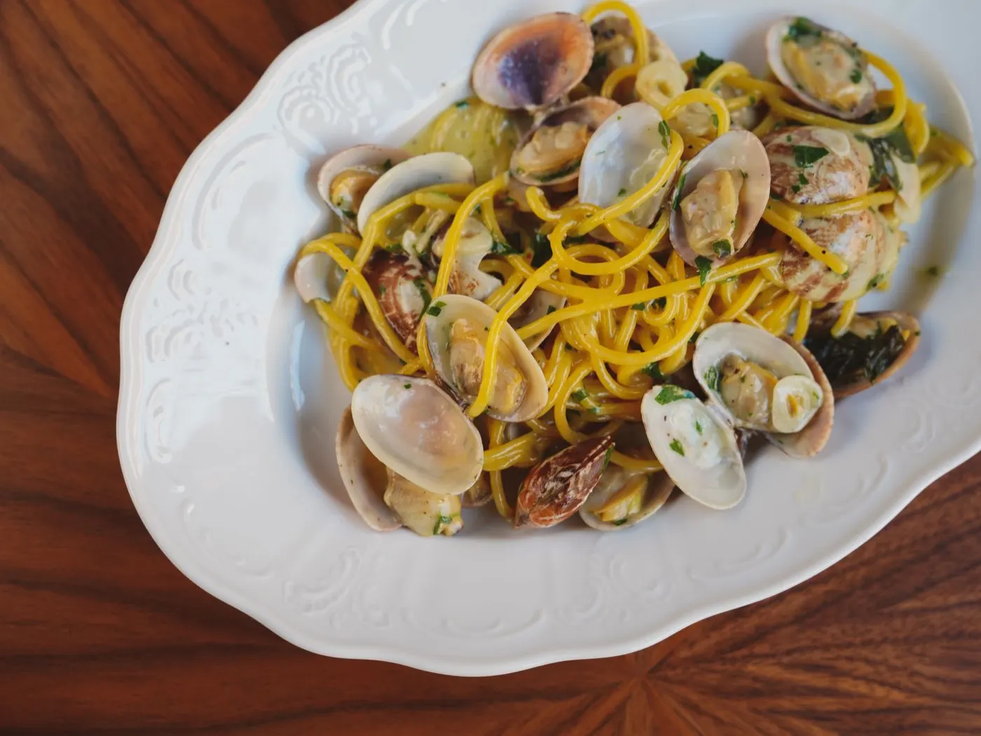 Spaghetti alle vongole appena serviti